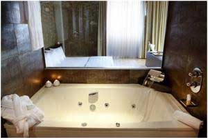 hotel con bañera de hidromasaje en la habitación en Lleida, Cataluña
