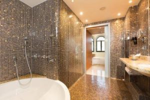 hotel 4 estrellas con bañera de hidromasaje en la habitación en Cataluña