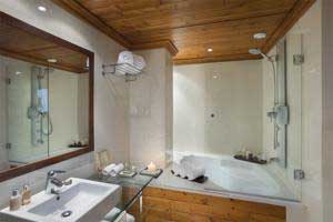 Hotel de lujo con bañera de hidromasaje moderna en el baño privado en Cataluña