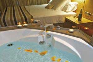 hotel con bañera de hidromasaje en la habitación en la playa de Girona