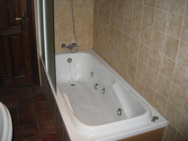 cómodo hotel con bañera de hidromasaje privada en la Sierra de Cazorla