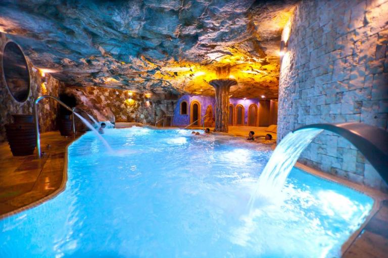 hotel con bañera de hidromasaje en el baño privado en la Sierra de Cazorla