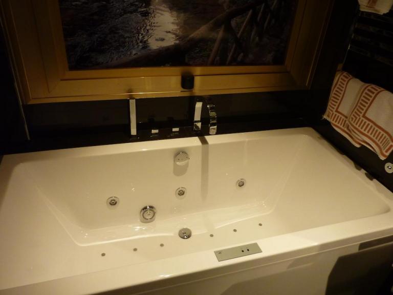 hotel de diseño con bañera de hidromasaje en la habitación en Jaén