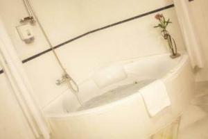 tranquilo hotel con bañera de hidromasaje privada en Baeza