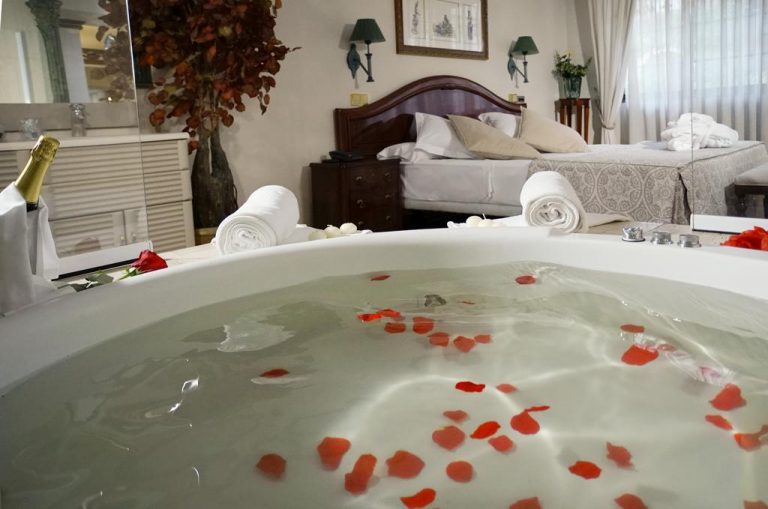 romántico hotel con bañera de hidromasaje en la habitación en la ciudad de Toledo
