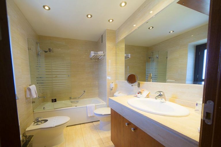 elegante hotel con bañera de hidromasaje privado en Toledo