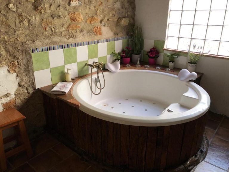 Casa rural Rustic Suites bañera de hidromasaje