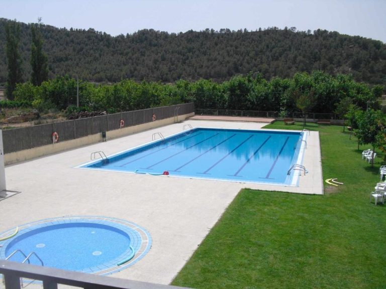 Casa rural Lo Niu piscina y jardines