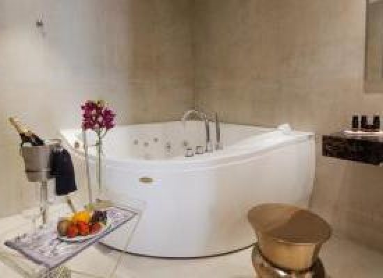 fabuloso hotel con bañera de hidromasaje en la habitación en Málaga
