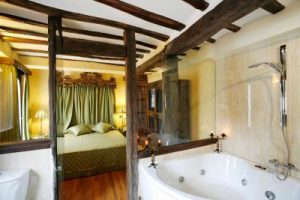 hotel familiar con bañera de hidromasaje en la habitación en La Rioja