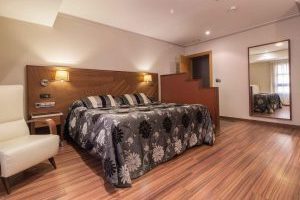 hotel de 3 estrellas con bañera de hidromasaje en la habitación en Murcia