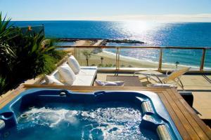 hotel con bañera de hidromasaje en la terraza en Marbella