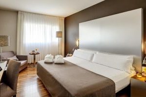 hotel de alta calidad con bañera de hidromasaje en el centro de Murcia