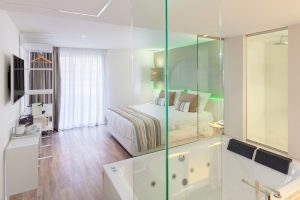 gran hotel con bañera de hidromasaje en la habitación en Tenerife