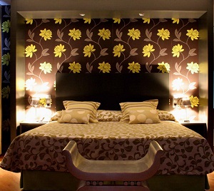 cama habitación hotel con jacuzzi