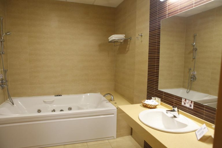 Hotel en la playa con bañera de hidromasaje en la habitación en Cádiz