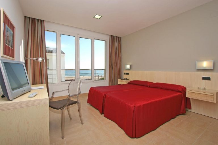 Hotel playero con bañera de hidromasaje en la habitación en Cádiz