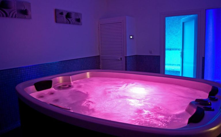 Bonito hotel con bañera de hidromasaje privada y jacuzzi en el Spa en Conil