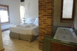 hotel con bañera de hidromasaje en la habitación en el Priorat
