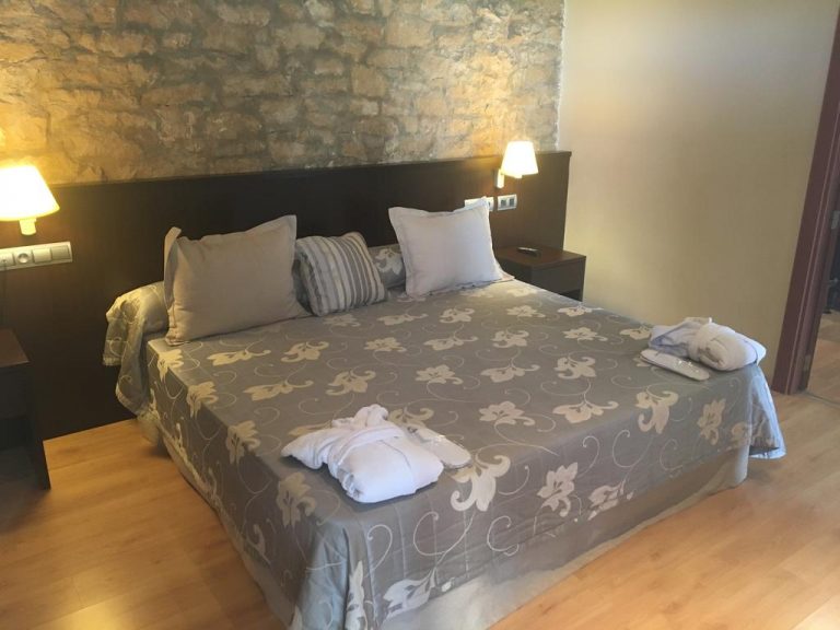 hotel con bañera de hidromasaje en la habitación en Lleida