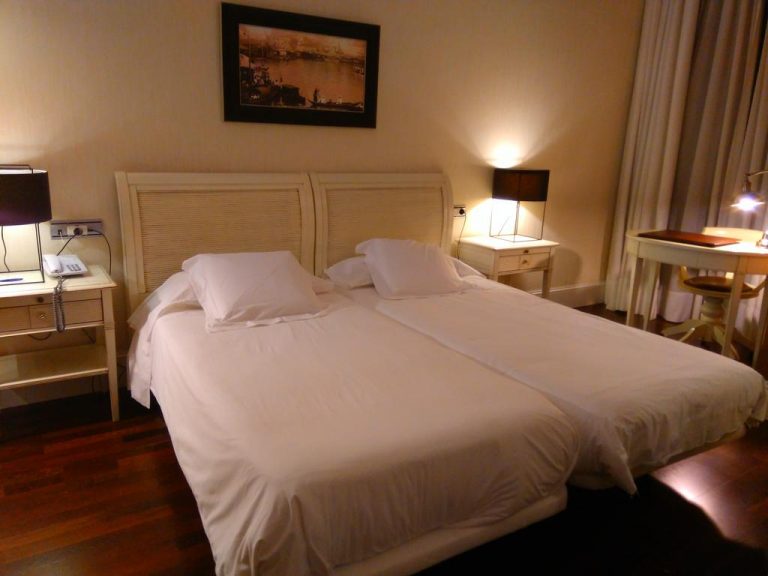 Hotel 4 Estrellas con bañera de hidromasaje en la habitación en Jerez de la Frontera