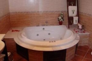 Calido hotel con bañera de hidromasaje privada en Olvera