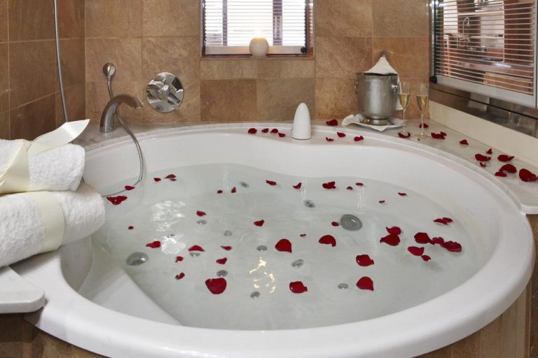 hotel spa con bañera de hidromasaje en el baño privado