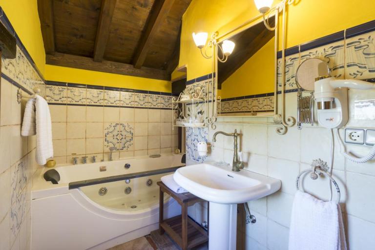Hotel rustico con bañera de hidromasaje en Málaga