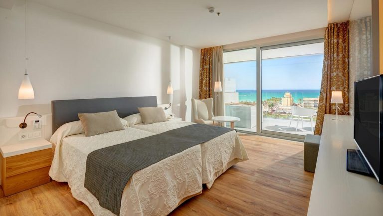 idílico hotel con bañera de hidromasaje en la terraza privada en Playa de Palma