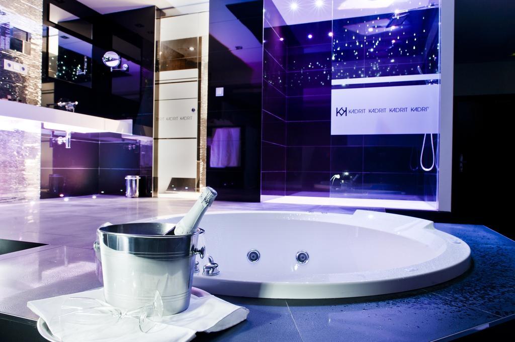 Lujoso hotel con bañera de hidromasaje en la habitación en Zaragoza