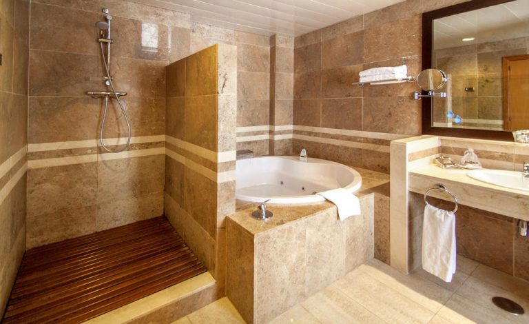 hotel con bañera de hidromasaje en el baño privado en Bahía de Palma