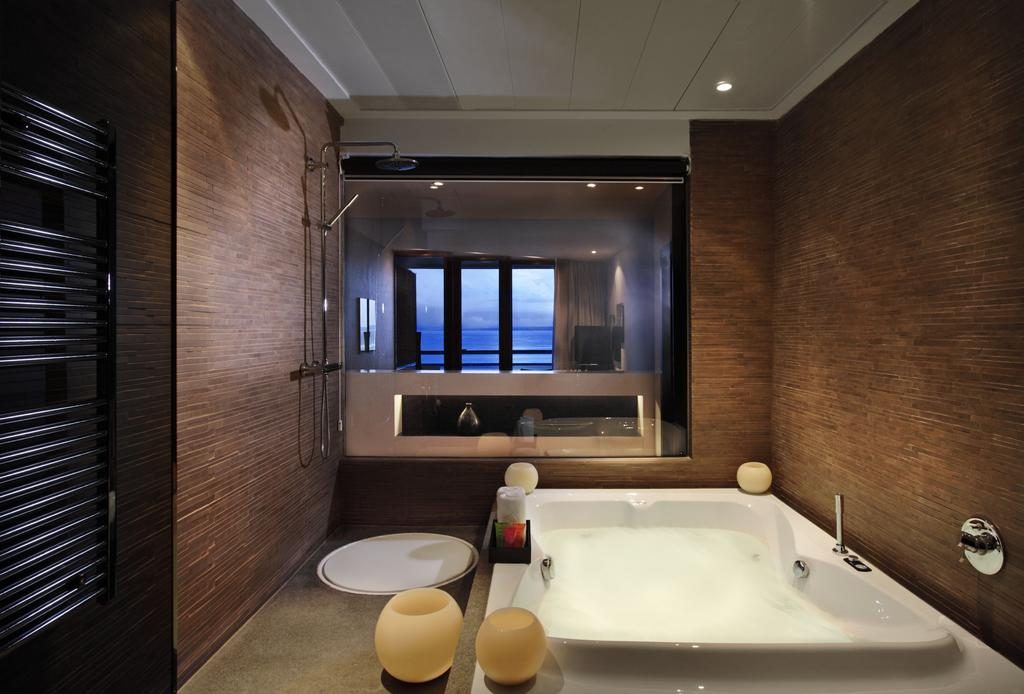 hotel con bañera de hidromasaje en la habitación en Illetas
