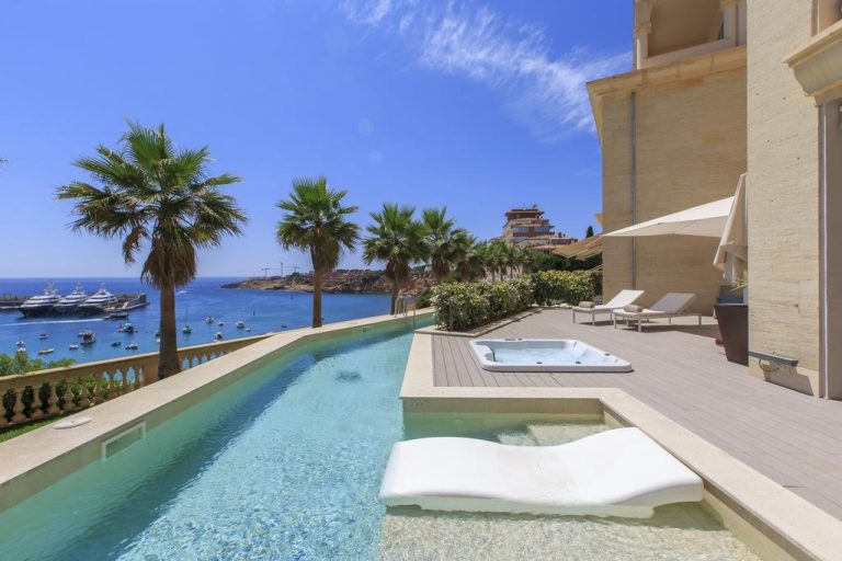 Precioso hotel con bañera de hidromasaje privada en la habitación en Mallorca