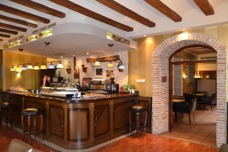 rustico hotel con bañera de hidromasaje privada en la habitación en Tarazona