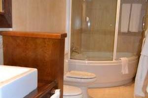 tranquilo hotel con bañera de hidromasaje en la habitación en Tarazona