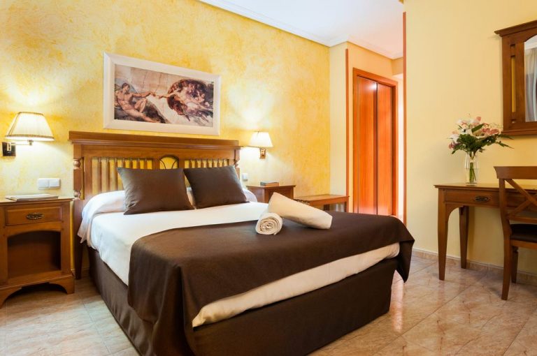 moderno hotel con bañera de hidromasaje en la habitación en La villa de Yuncos