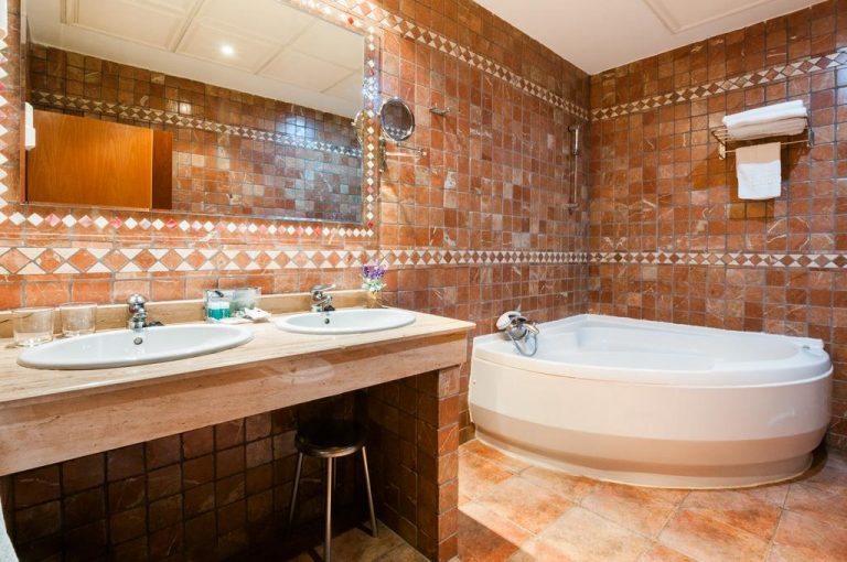 sofisticado hotel con bañera de hidromasaje en La villa de Yuncos
