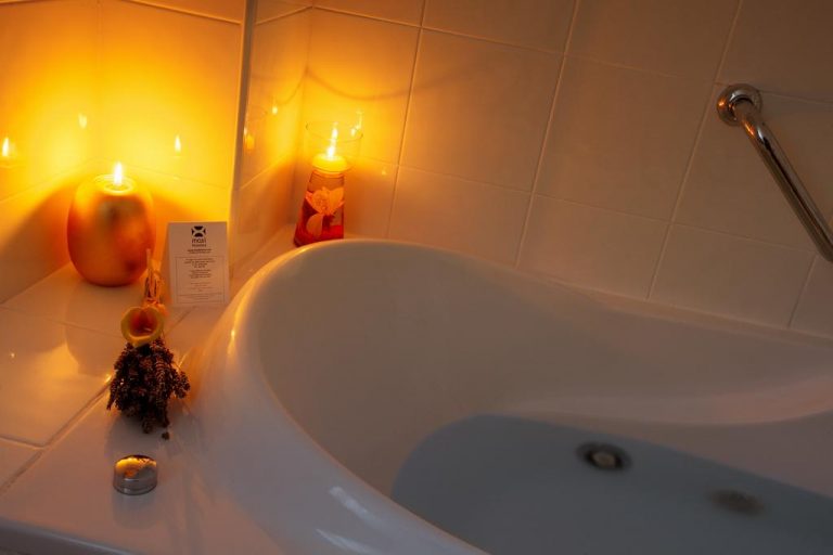 cálido hotel con bañera de hidromasaje privada en Toledo