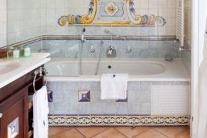 ostentoso hotel con bañera de hidromasaje en el baño en Gran Maspalomas