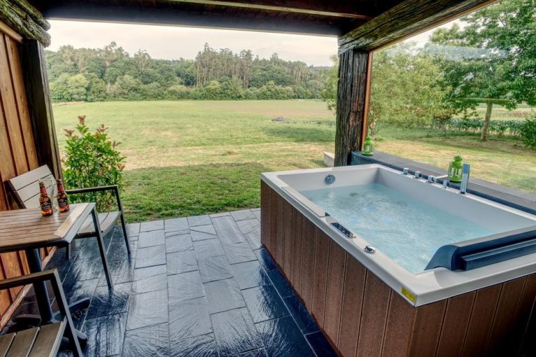 bañera de hidromasaje en la habitación en Galicia A Coruña