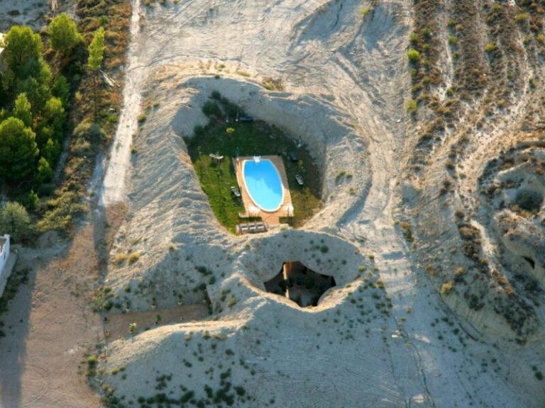 Hotel-Cueva-Tardienta-Monegros-piscina-scaled.jpg