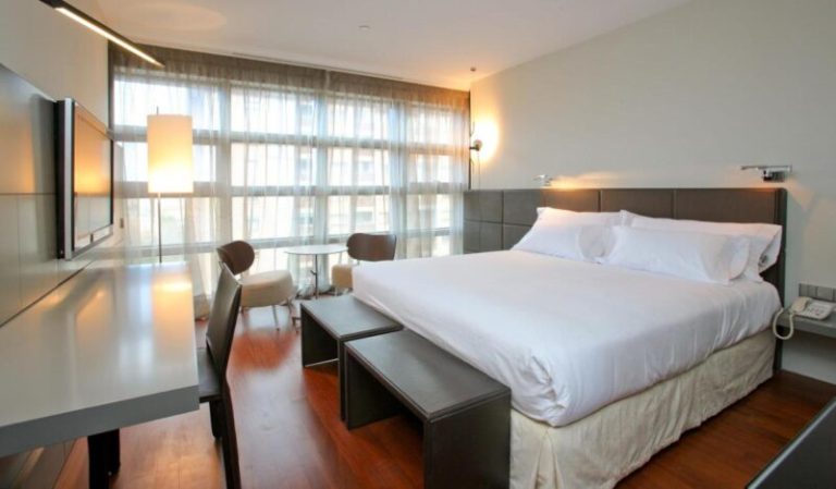 Hotel-Reina-Petronila-habitacion-scaled.jpg