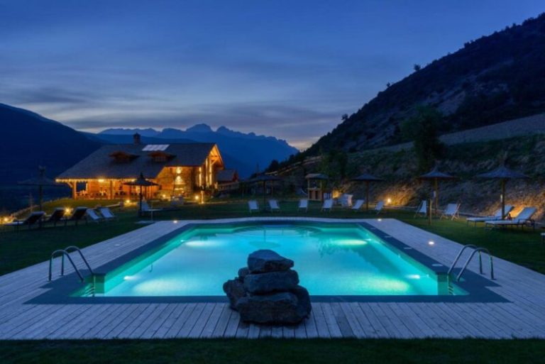 Hotel-Vinas-de-Larrede-piscina-scaled.jpg