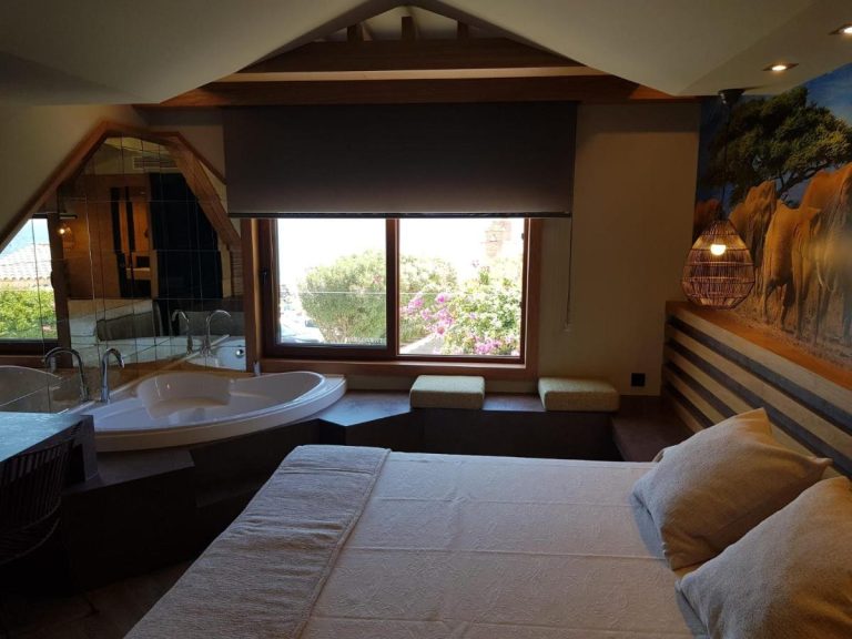 Apartamentos El Roqueo suite con jacuzzi