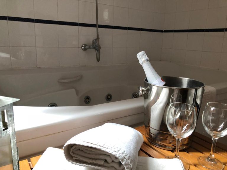 Hostal Moscatel suite con jacuzzi