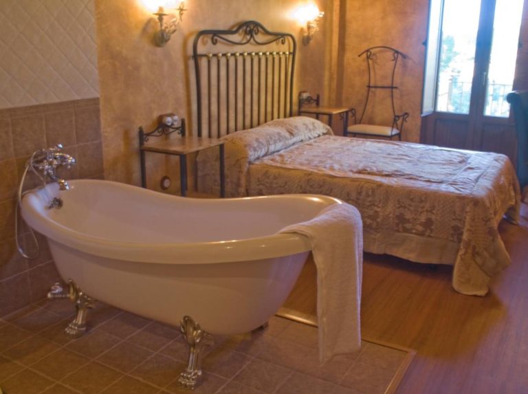 Hotel Rural y SPA Kinedomus Bienestar habitacion suite con bañera profunda