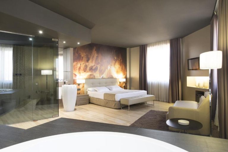 Hotel SB Ciutat de Tarragona suite con bañera de hidromasaje