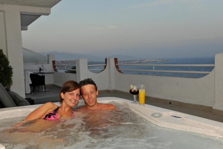 Hotel Salobreña Suites hot tub