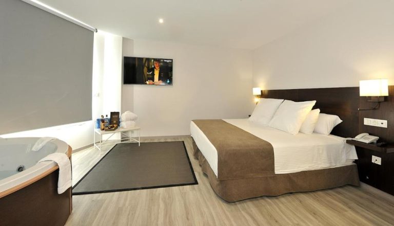 Hotel Salobreña Suites suite con hidromasaje