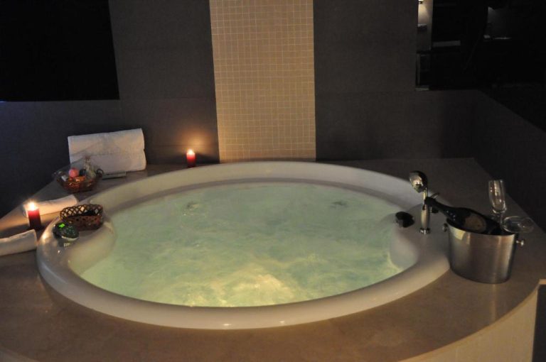 Hotel los peñascales Suite con bañera de hidromasaje y sauna